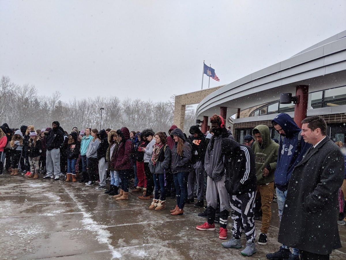 A beautiful and somber remembrance of the 17 lives lost at #StonemanDouglasHS happened @Newark_HS this morning. Student led, student voice! Proud of our students. #NCSDLearns