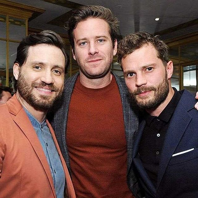 RevistaTooMuch's tweet photo. Tres galanes en una foto... Esto fue en un evento de una famosa revista masculina. Como siempre #EdgarRamirez #ArmieHammer  y #JamieDornan impecables en toda acción. 😍

#RevistaToomuch #Toomuch #actores #cine #internacional https://t.co/rNcwYufCcq