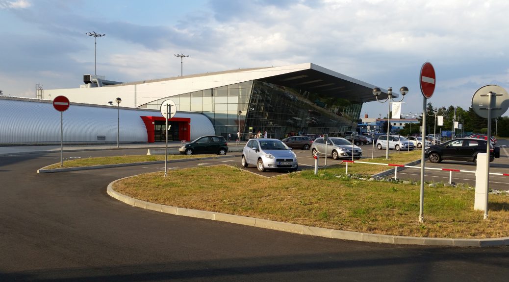 TravelSupportEU's tweet photo. Ostravské letiště je první v Česku, na které se pohodlně dostanete vlakem až k budově terminálu. Mnohdy je ale výhodnější použít linkový autobus. Proč? To vám prozradí náš nový průvodce #Ostrava #Airport #travelling #fly #cestovani https://t.co/a9jieDHgsy https://t.co/xhPraQ12w9