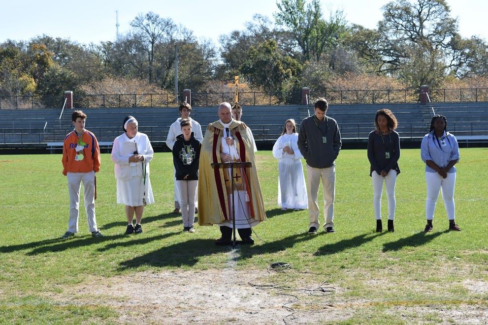 pt_diocese's tweet photo. Peaceful gathering, heartfelt prayers. Pensacola Catholic High School gathers in memory of those lost in Parkland, FL. https://t.co/tlYO0ppxyh