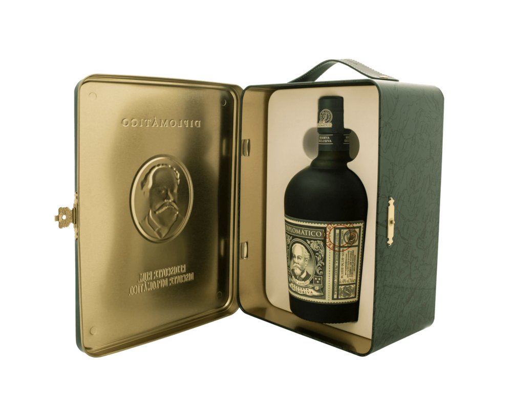 Une idée de cadeau pour un ami qui aime le rhum ? 
Offrez une belle bouteille de Diplomático dans sa valise diplomatique !
goo.gl/4oH8kk
L'abus d'alcool est dangereux pour la santé, consommez avec modération.