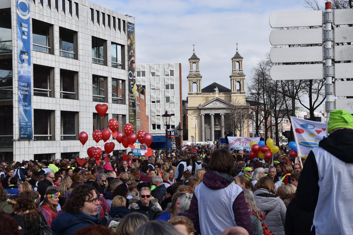 ObsIntVeld's tweet image. Vandaag hebben we samen met nog 15.000 onderwijsmensen gestaakt en gedemonstreerd! Het is en blijft nodig, de nood is hoog!