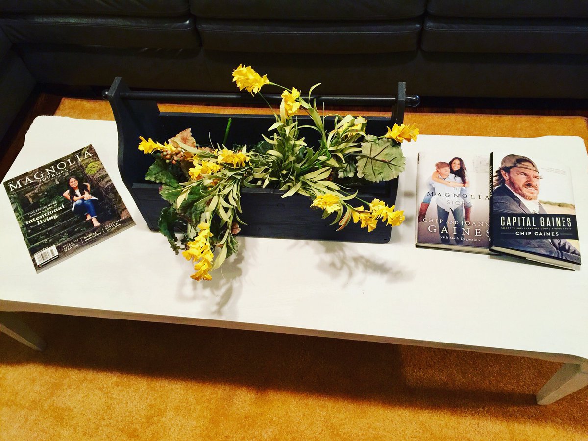 RachelRamunoz's tweet photo. @chipgaines @joannagaines @magnolia #lovingthe#coffeetable#paid$10
#lovingwhatson #topofit❤️ https://t.co/cSbCbnBPR0