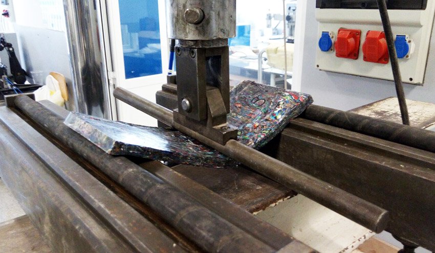 ImagineIT_Chile's tweet photo. Presentan la primera baldosa hecha de materiales 100% reciclados, supera en rendimiento a las de cerámica y madera #EkoREC Vía @RevistaRETEMA https://t.co/VUePiFTWyh