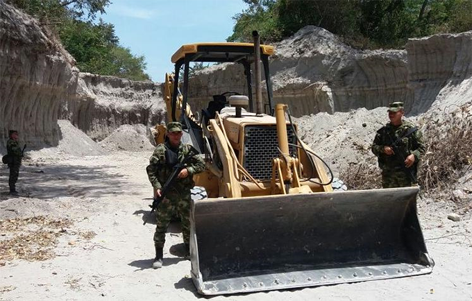 mindefensa's tweet photo. En desarrollo del #PlanVictoria @COL_EJERCITO @FuerzaAereaCol y @FiscaliaCol lograron la captura de dos hombres en un operativo contra minería ilegal llevado a cabo en zona rural de #Honda #Tolima https://t.co/QQWDCZkpAq https://t.co/CbRoIhYTpC