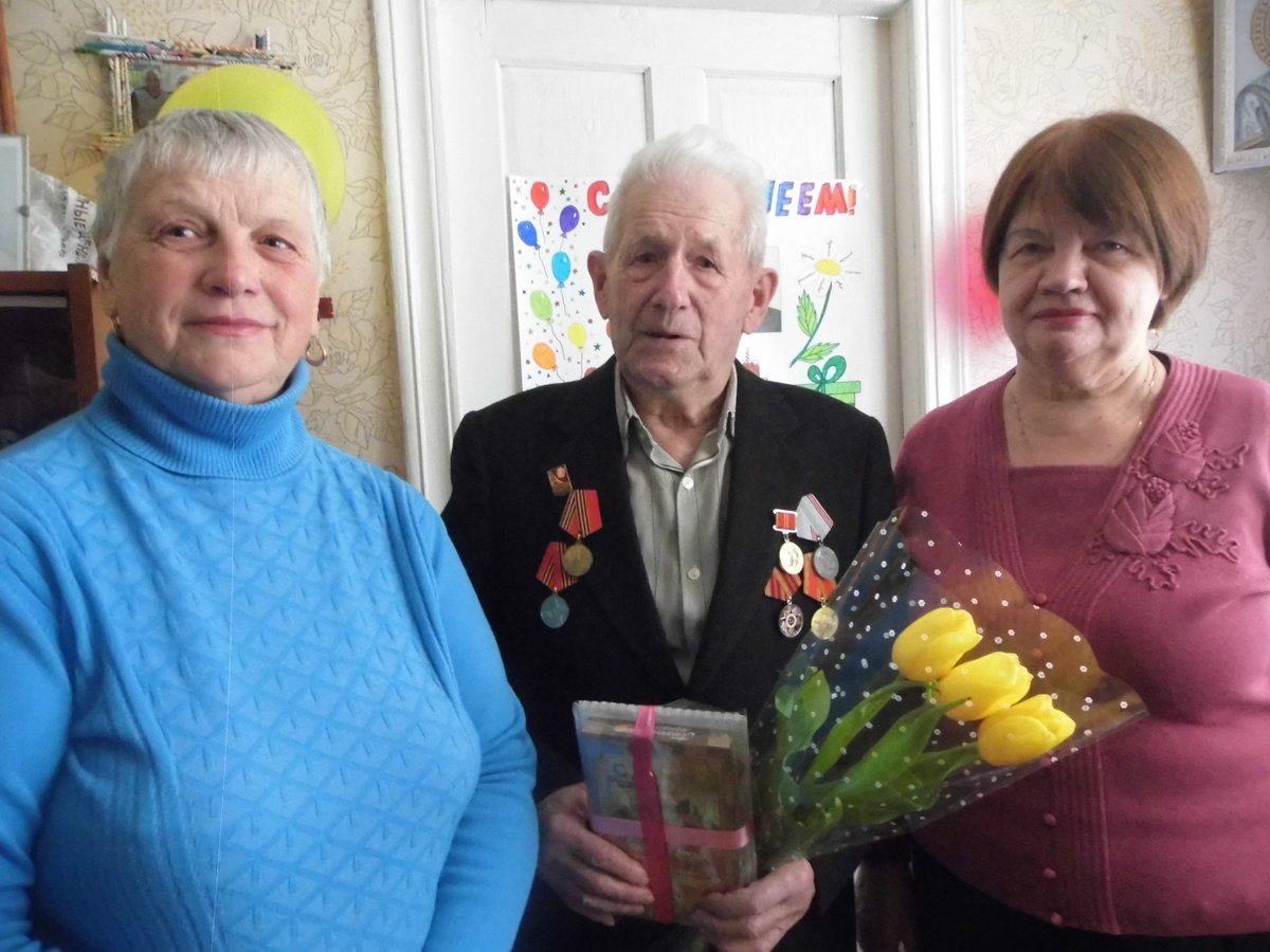 Cвое 90-летие отметил ветеран труда, труженик тыла, житель с.Новое Леушино Власов Анатолий Андреевич. Юбиляру вручили поздравительный адрес от президента РФ В.В.Путина, поздравление от главы Тейковского муниципального района С.А. Семеновой