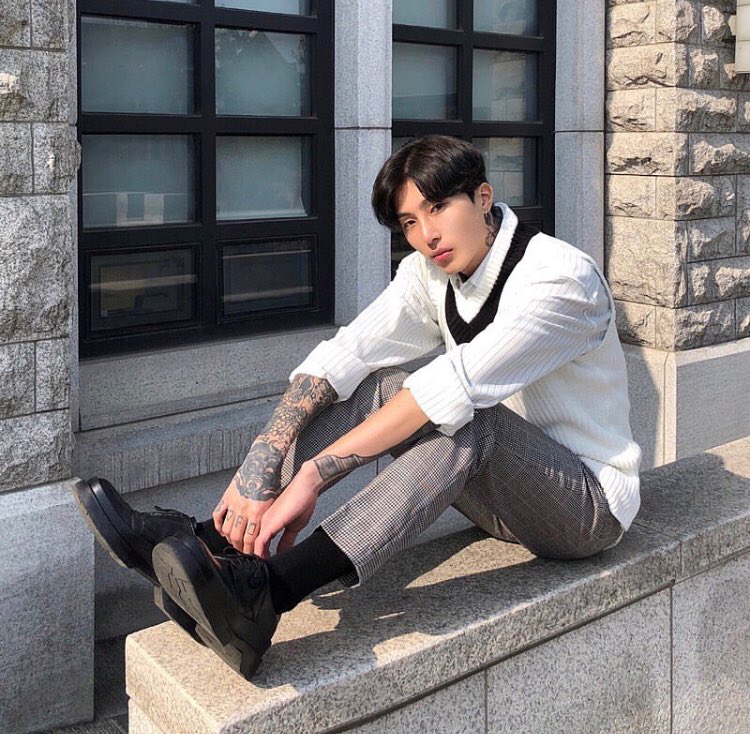 JeongJi__WLA's tweet photo. Je dois toujours attendre @renwla quand il se prépare https://t.co/ztc9mhlPZB