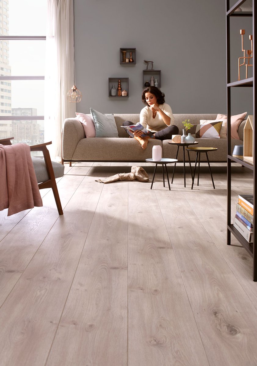 CanDodoehetzelf's tweet photo. Deze prachtige laminaatvloer in de kleur mat-gekalkt eiken lijkt toch net een echte houten vloer? Wil je dit in het echt bewonderen, breng dan een bezoekje aan de Formido, Hubo of Multimate! https://t.co/LPq5AVASDh https://t.co/CqWJ2arF8W