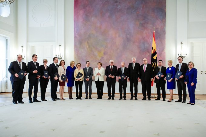 Das neue Bundeskabinett mit Bundespräsident Steinmeier im Schloss Bellevue