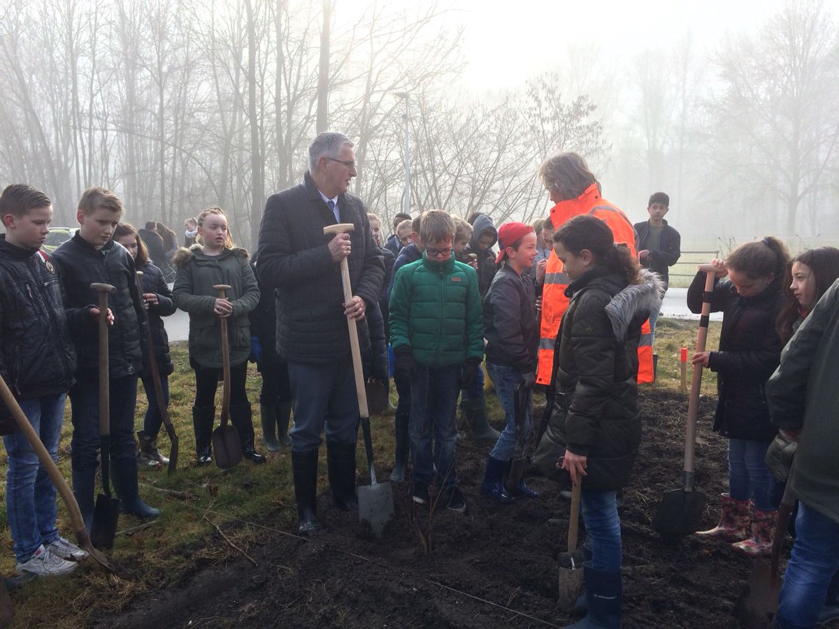 Wat een prachtige dag voor de Nationale #Boomfeestdag 2018. De kinderen van basisschool Aan Boord doen de aftrap samen met wethouder Van Amerongen voor het planten van de boompjes.