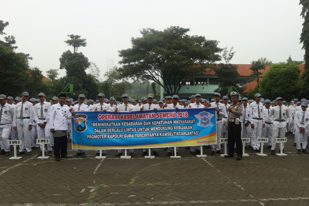 Upacar bendera dengan pembina bapak kapolsek untuk sosialisasi operasi semeru 2018