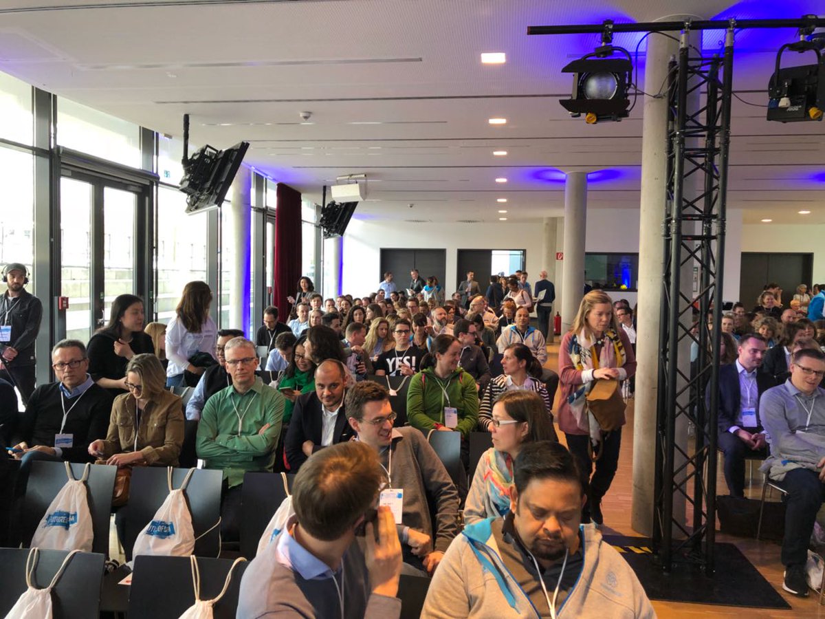 AlexanderWilke's tweet photo. Let's go for the #COMDay2018, this year @WHPresse! Looking forward to elaborate on the #future of #communications in a cool back to school setting! #bestcomteamever #collaboration #comlovesyou #futureofcom https://t.co/Z5KW8YXGPx