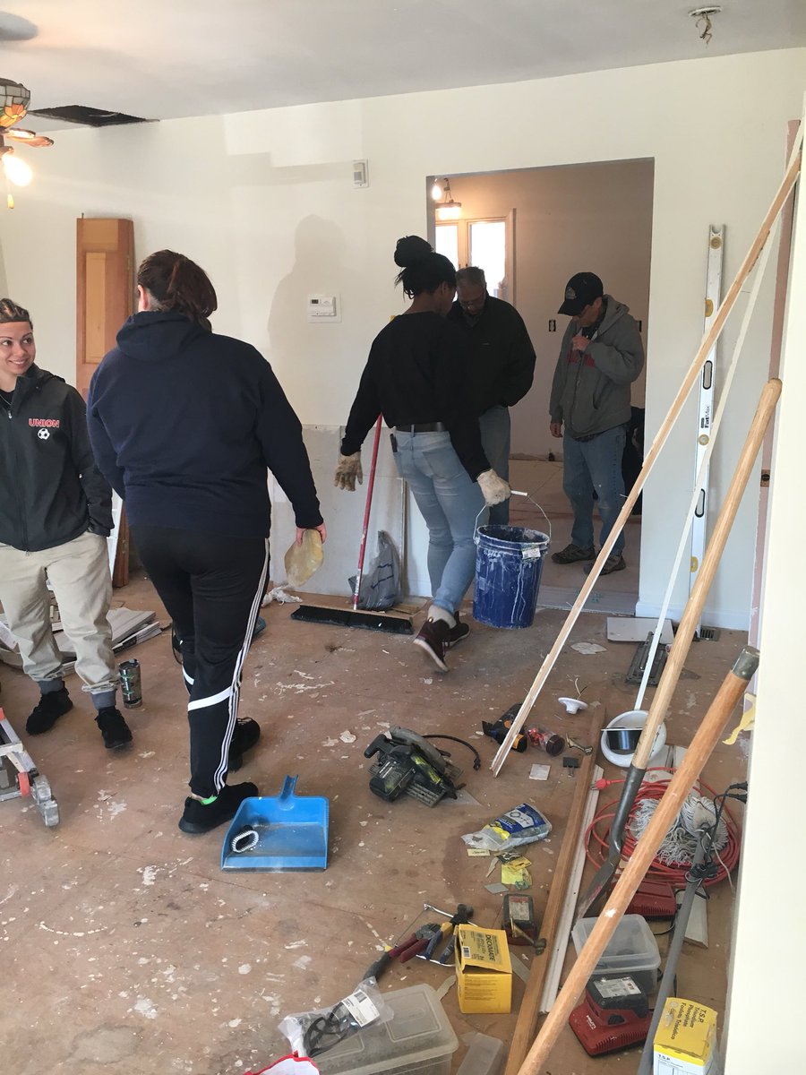 UnionOwls's tweet image. Our #Owls are in full action #AlternativeSpringBreak #Habitat for Humanity #UCC