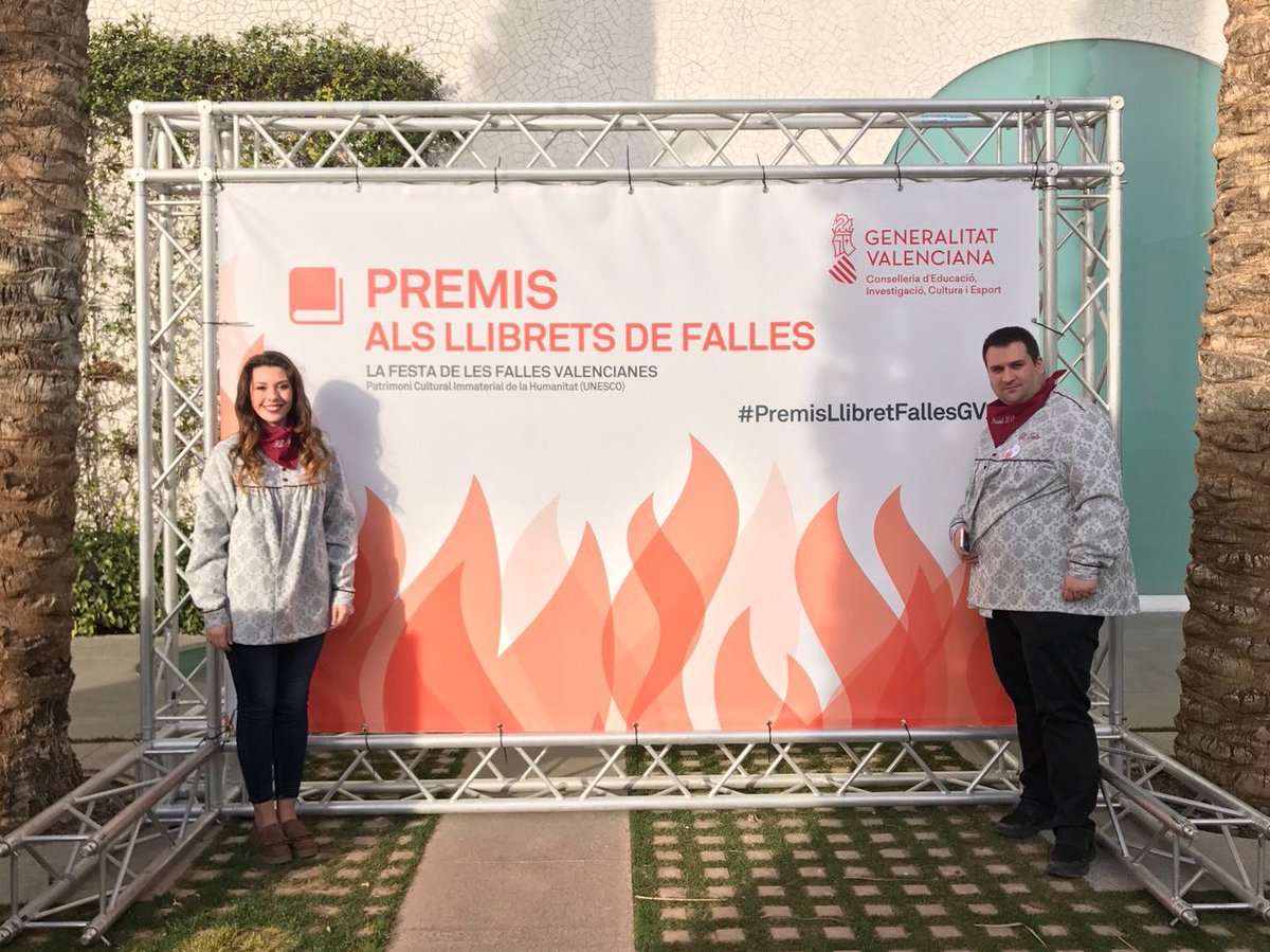 f_mistralmurta's tweet photo. Ahir els nostres representants van assistir a la gala d’entrega de premis de la Conselleria de Cultura per a rebre el premi que ens acredita com al 9é millor #llibret18 de València en la promoció de l’us del valencià 🏆📕💥 #SócDeLaMurta #PIMPAMPUM #PremisLlibretsFallesGVA https://t.co/6axBtCtxtC