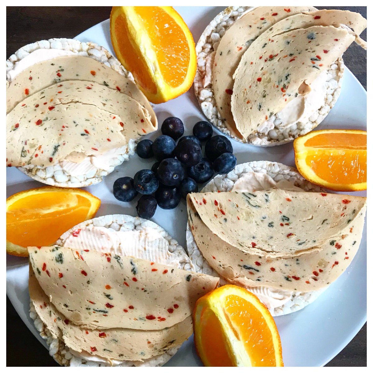 SlimmingWorldS1's tweet photo. Lunch: Rice cakes with Philadelphia light and quorn and fresh fruit 🍊 #SlimmingWorld #Lunch #WeightLoss #HealthyEating #FreshFood #WeighInWednesday https://t.co/WXaJdFvov8