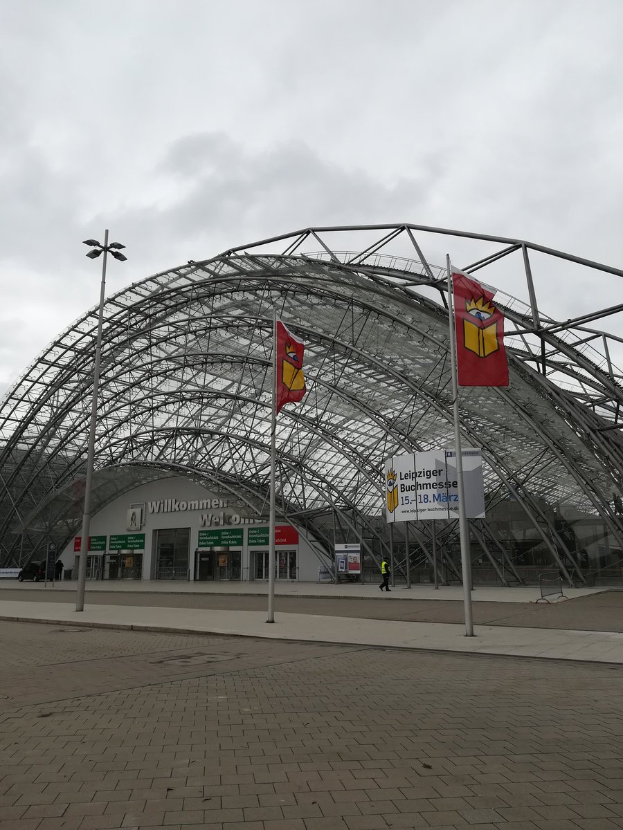 StiftungGesund's tweet photo. Moin Leipziger Buchmesse! Wir starten jetzt mit dem Aufbau unseres Standes. #lbm18 #WissenIstDieBesteMedizin https://t.co/yBZ9JqmLuX
