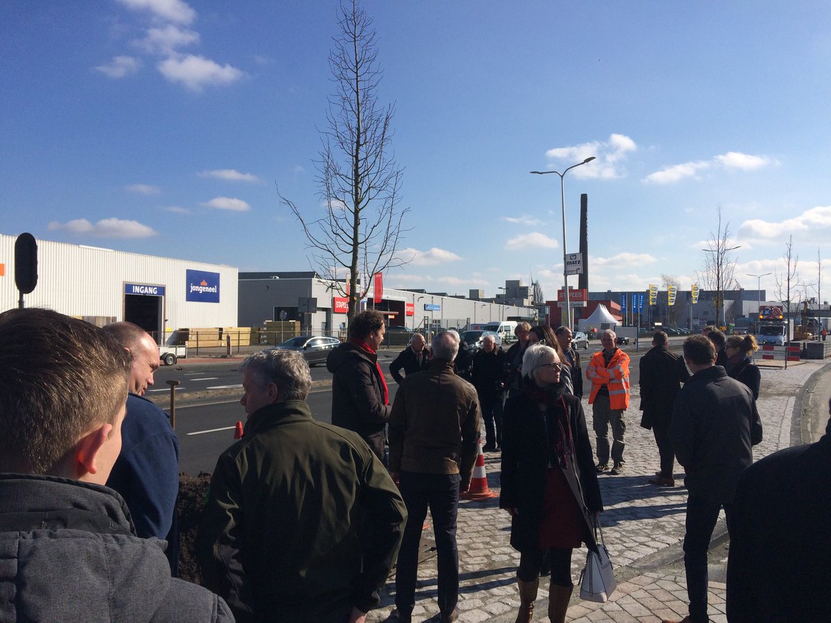 FredMoll1's tweet photo. Openingshandeling Hanzeweg @DeventerGem . Mooi duurzaam project @BAMInfra_nl @ProvOverijssel #trotsopbam https://t.co/e4cfow0gyY