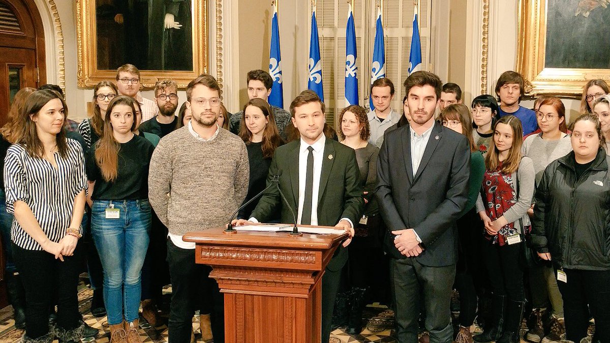 Très heureux d’être entouré d’une 30aine de stagiaires en enseignement, pour demander à <a href="/David_Hlne/">Hélène David</a> et <a href="/CarlosJLeitao/">Carlos J. Leitão</a> d’inclure une compensation financière du stage final en enseignement dans le prochain budget! Les profs de demain le méritent. #mouvement #assnat #polqc