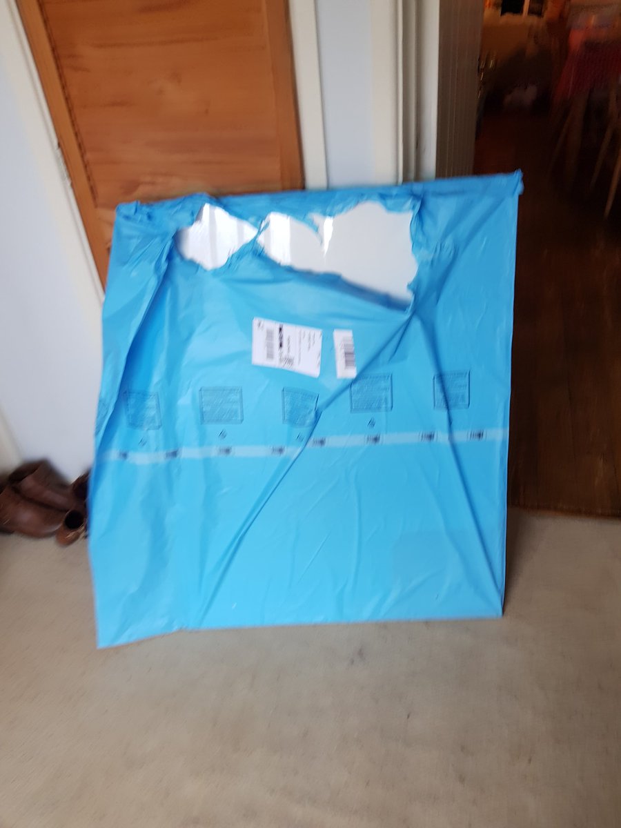 Stroke_ofabrush's tweet image. @AmazonHelp oh Amazon a 40x30inch loxley canvas delivered like this ....poor packaging..my heat patches had more protective packaging last week! #splitcanvas #unusable #sortyourpackaging #refundneeded #nopaintingtoday