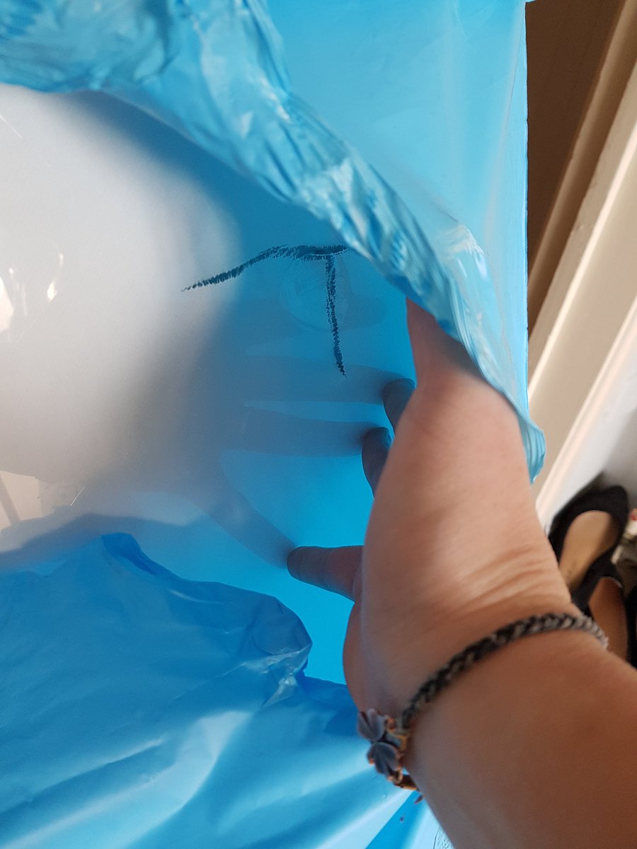 Stroke_ofabrush's tweet image. @AmazonHelp oh Amazon a 40x30inch loxley canvas delivered like this ....poor packaging..my heat patches had more protective packaging last week! #splitcanvas #unusable #sortyourpackaging #refundneeded #nopaintingtoday