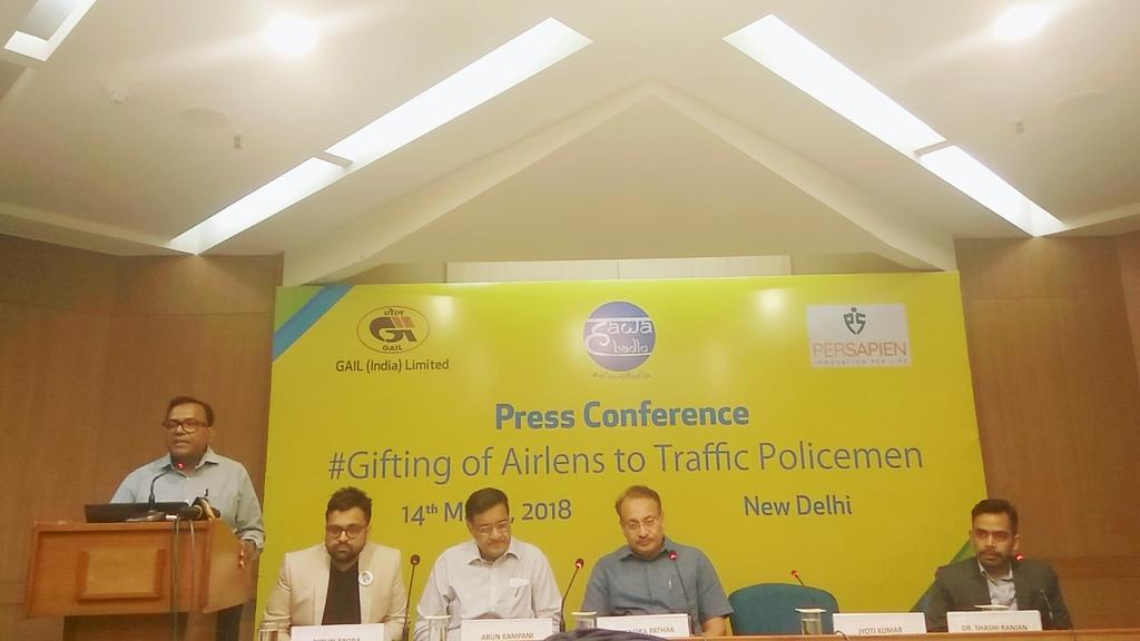 HawaBadlo's tweet photo. Here we have Mr. Jyoti Kumar - Deputy General Manager- Corporate Communications sharing his thoughts on how GAIL feels honored to be able to make an innovative difference to the environment.
@gailindia @dtptraffic #HawaBadlo #ChangeTheAir #GiftAirLens https://t.co/DyW8YFfVwu