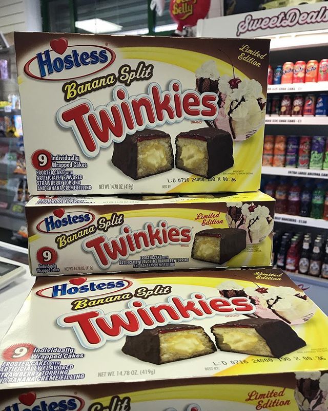 SweetDealsUK's tweet photo. Banana Split Twinkies back in stock #doncasterisgreat #twinkies https://t.co/Q8wWN03h6p https://t.co/aEYWqKeCZD