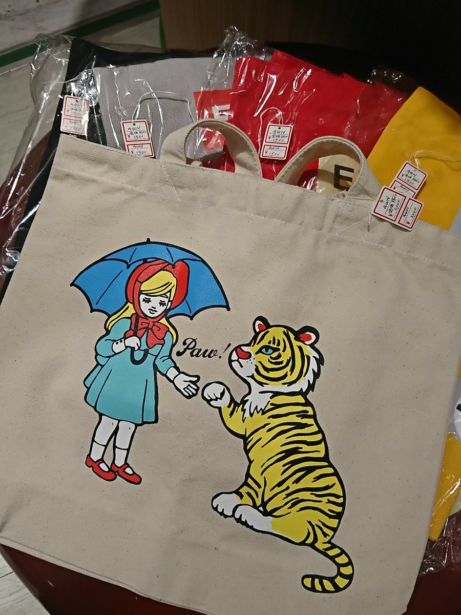 susiesuechang's tweet photo. カラフルトートバッグ 1500円
タイガートートバッグ 2000円
A3たっぷり入る大きさです！

#4WN #サンプルセール #モンスターズショップ https://t.co/HzG1J7k7iI