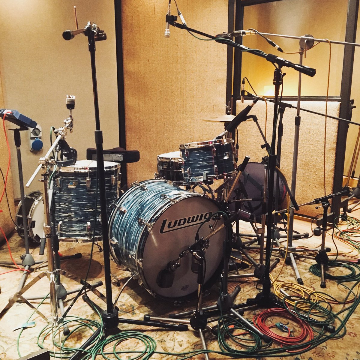 Very pleased to have this kit with us on long term loan at the studio.
1971 Bowling Ball Blue Ludwig Super Classic. 
Bags of character and a fat warm tone.
A real beauty 🙂