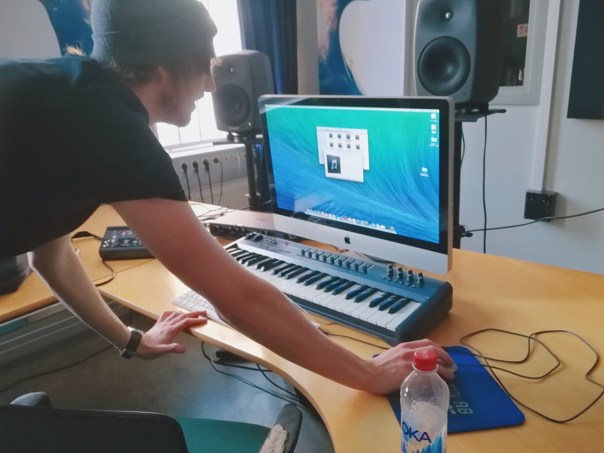 RESPECTSTUDIO1's tweet photo. Post author did some voice acting~! Thanks to Fredrik, the one and only sound effects student in our project group. #respectstudio https://t.co/csZtp8h6bC