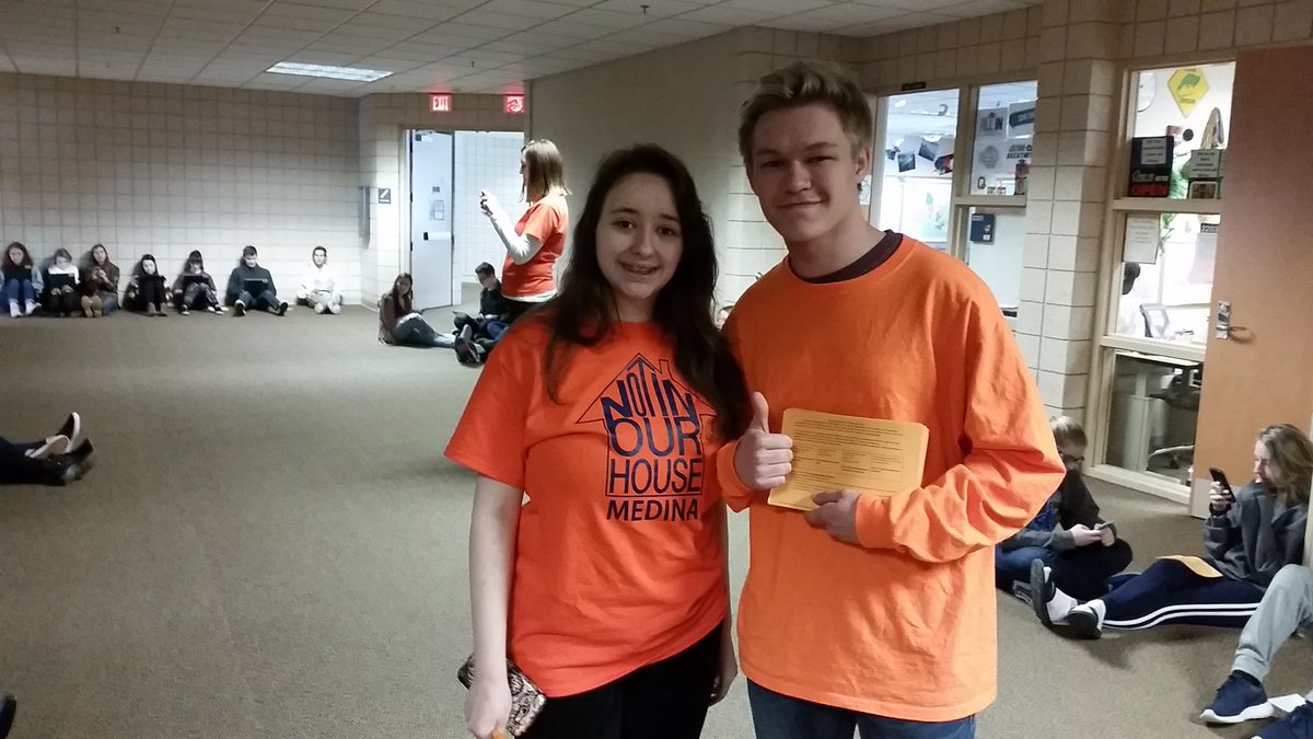 MrsOehler's tweet image. Engaged citizens making their voices heard for student safety! #MedinaUnity #NationalWalkoutDay #WeRMedina #Peace #MHSUnity