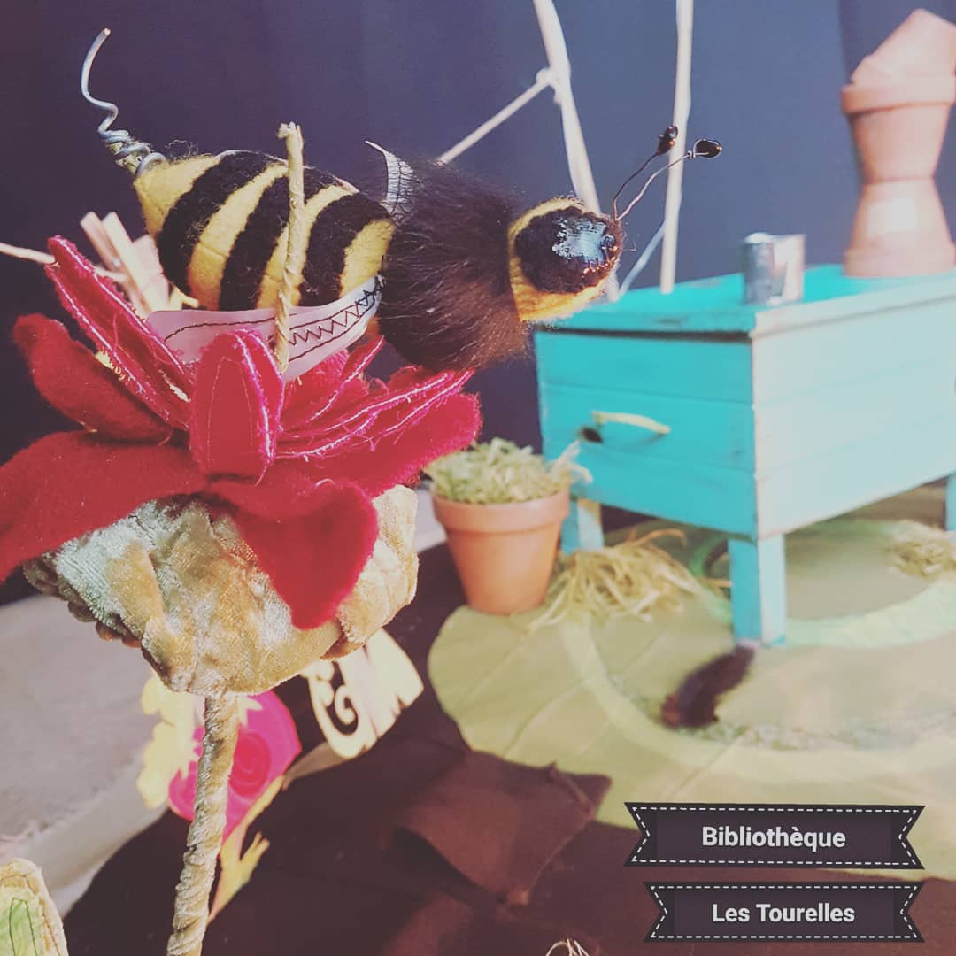 Aujourd'hui à la bibliothèque municipale Les Tourelles, rencontrez l'univers de Françoise Bobe à travers son spectacle "Dans le jardin de ma main". Prochaine représentation ce mercredi 14 mars à 18h, spectacle gratuit. #spectacle #lestourelles