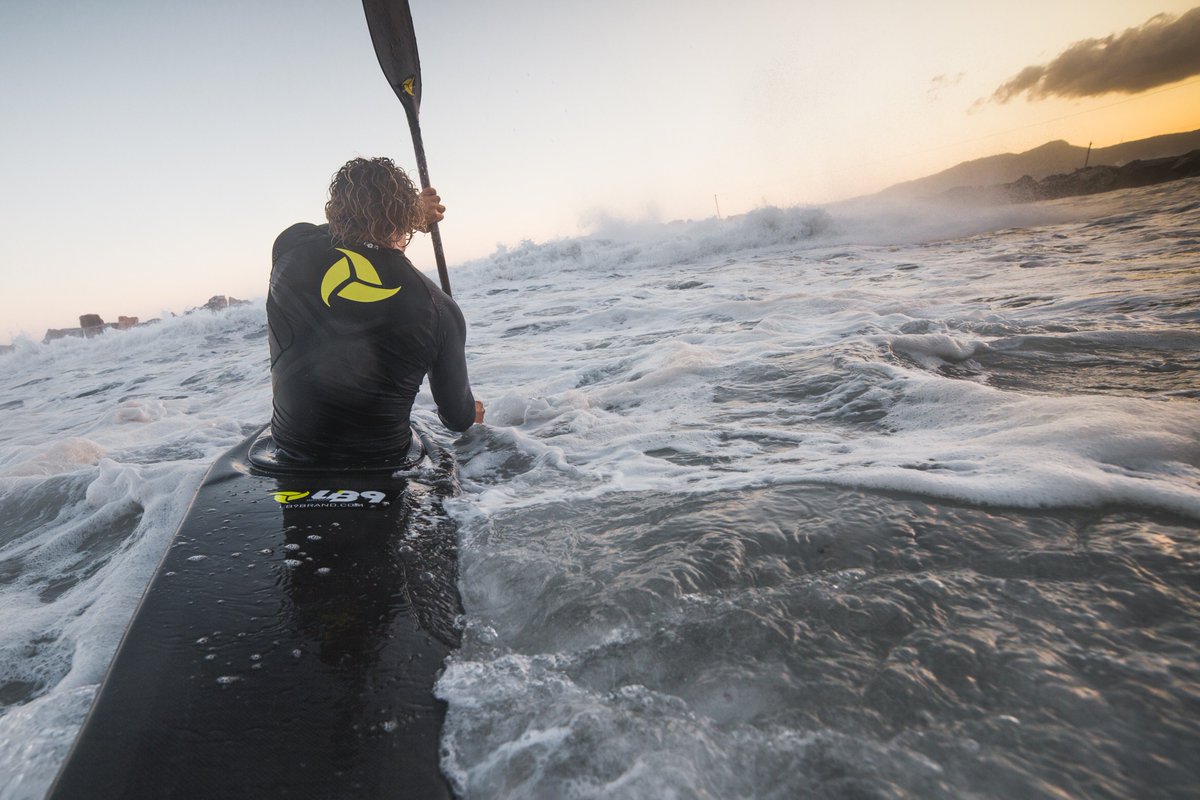 Ogni onda del mare ha una luce differente, proprio come la bellezza di chi amiamo.
#canoa #Kayak