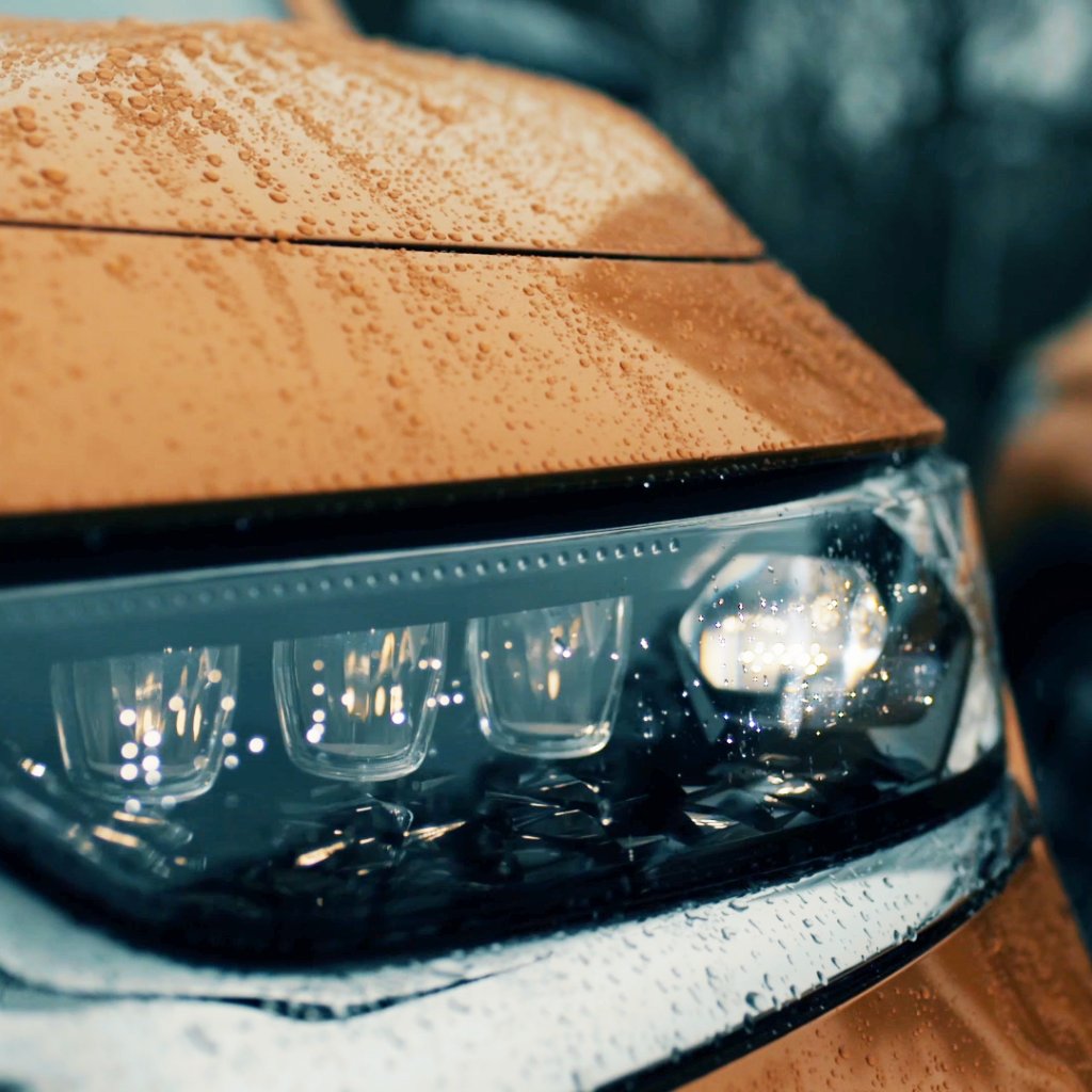DSdanmark's tweet photo. Smuk selv i regnvejr. 🌧#DS7Crossback #DSAutomobiles https://t.co/4zYeotb4DQ