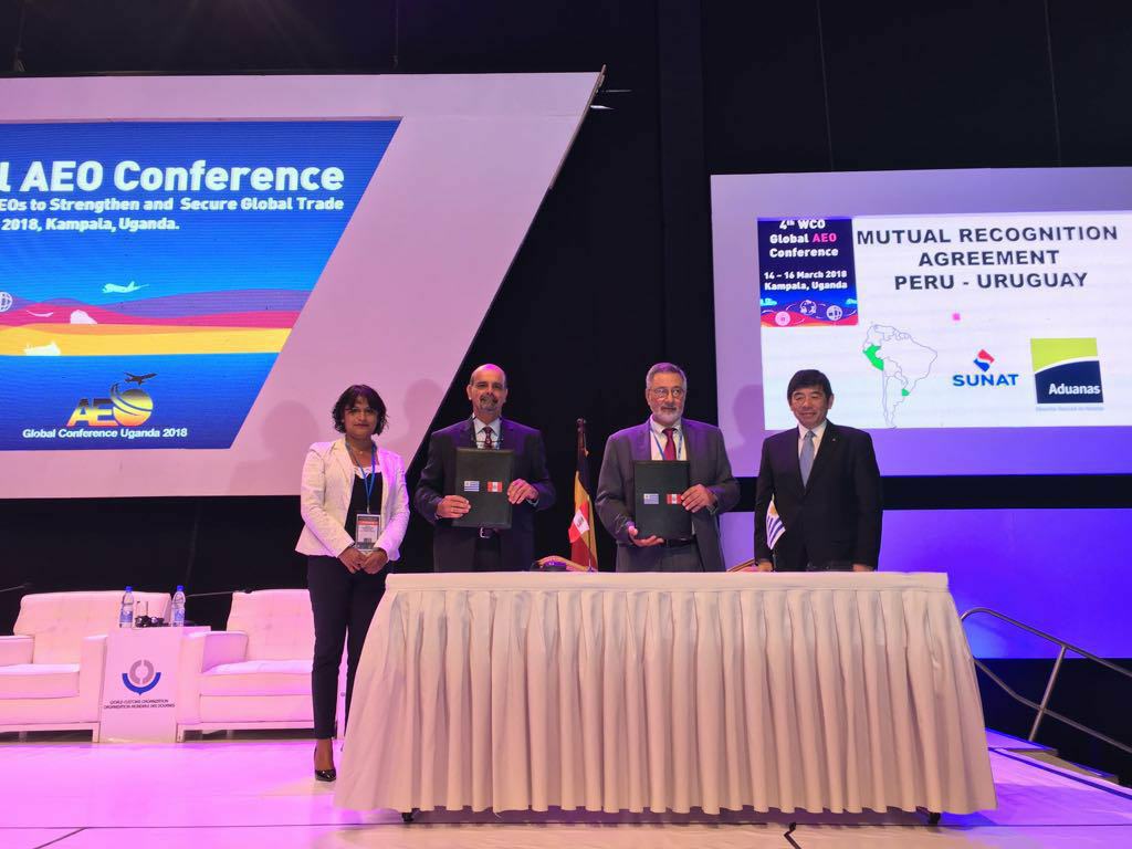 SUNATOficial's tweet photo. #LOÚLTIMO Perú y Uruguay @aduanauru firman acuerdo de reconocimiento mutuo en el marco de IV Conferencia Mundial de Operador Económico Autorizado, en Uganda @URAuganda #AEO2018Kampala. Convenio facilitará #ComercioExterior. https://t.co/8h96kQaHdF