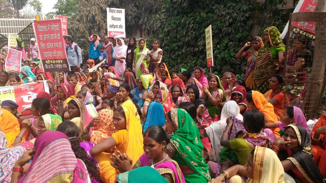 Midday Meal workers demonstrate in #Patna against the betrayal of their longstanding demands by central and state governments #WomenWorkers #EqualPayForEqualWork #Workers'Rights