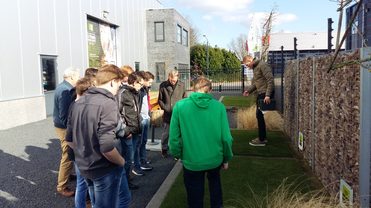 aocoostmbogroen's tweet image. Op bezoek @VarioGrass met studenten @AOCOostCentraal #doetinchem. Goede uitleg over gebruik en toepassing! #hovenier # producten #royalgrass