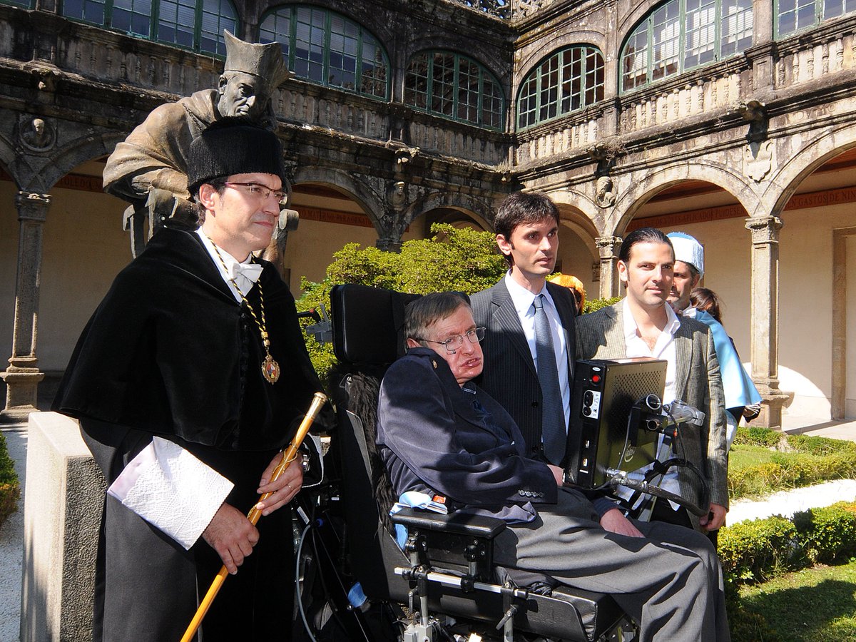 JorgeMiraUSC's tweet photo. En 2008 #StephenHawking pasó una semana en #Galicia, para recibir el #PremioFonseca. El vínculo se mantuvo hasta el día de hoy.

La importancia que le dio al premio hizo que lo colocase en lugar preferente de su despacho, al lado de la foto de Feynman. https://t.co/CIuzNfKZx3