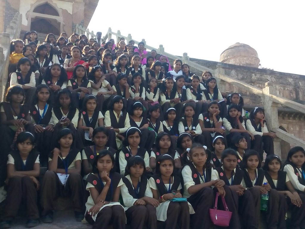 CollectrBarwani's tweet photo. .@CMMadhyaPradesh @distBarwani #blockPati hostel kids on visit to #Mandu #Mandav @MPTourism #BetiBachaoBetiPadhao https://t.co/ufyWNQbIQL