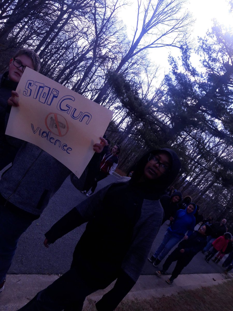 Students at <a href="/NeelsvilleMS/">Neelsville Middle</a> letting their voices be heard #NationalSchoolWalkout #ENOUGH <a href="/MCPS/">MCPS</a>snow @MCPS