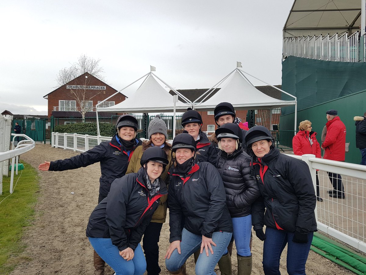 pippaspride's tweet photo. Day 2 #Queenmother #Ladiesday #Chelfie @CheltenhamRaces #Horsecatchers https://t.co/2k8RnKXM4Y