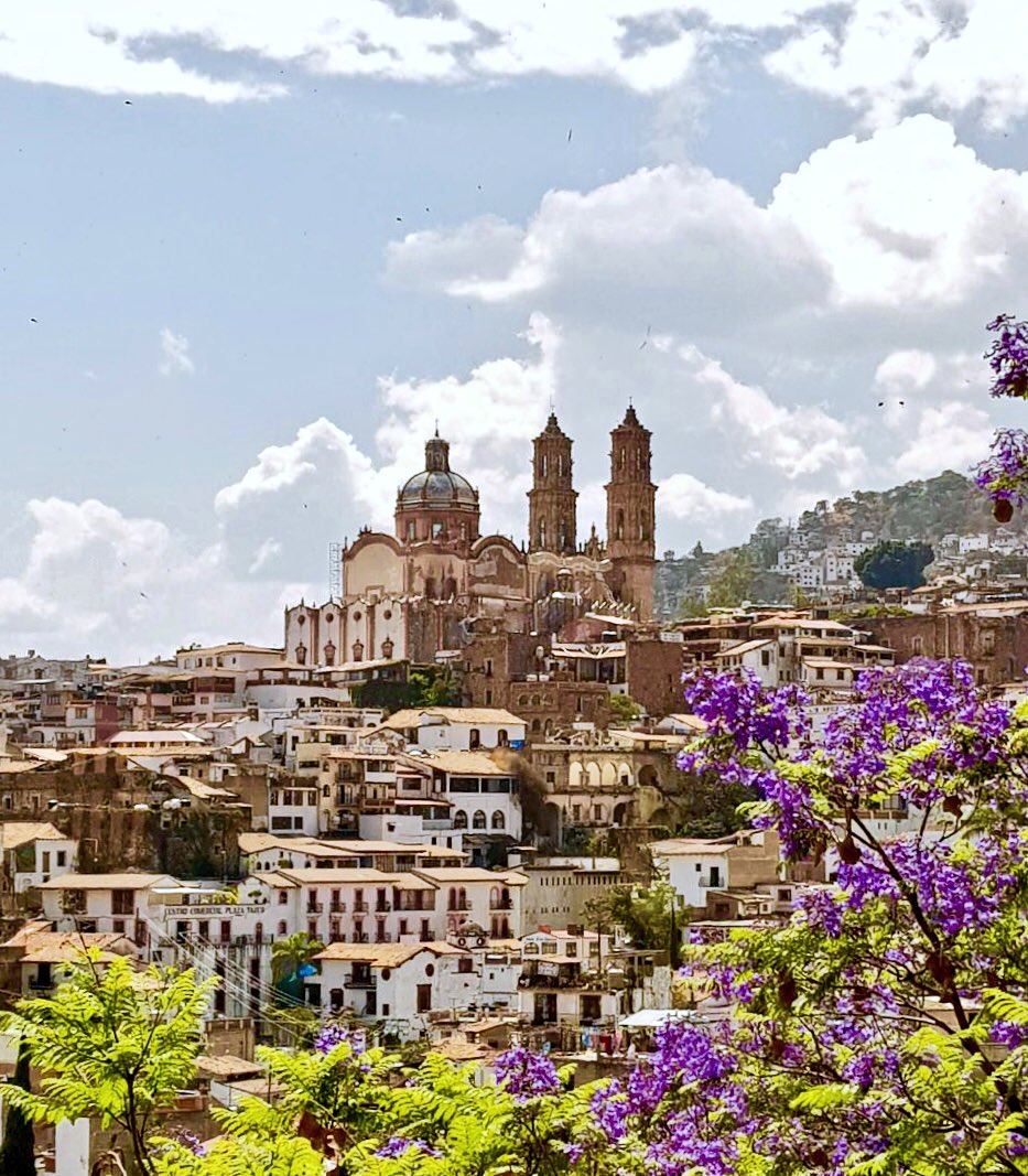 Buenos días #Taxco... la primavera ya se acerca y nos sorprende con las hermosas flores que le dan vida y color a estos balcones coloniales contrastando con el horizonte terracota y blanco.

#FelizMiércoles