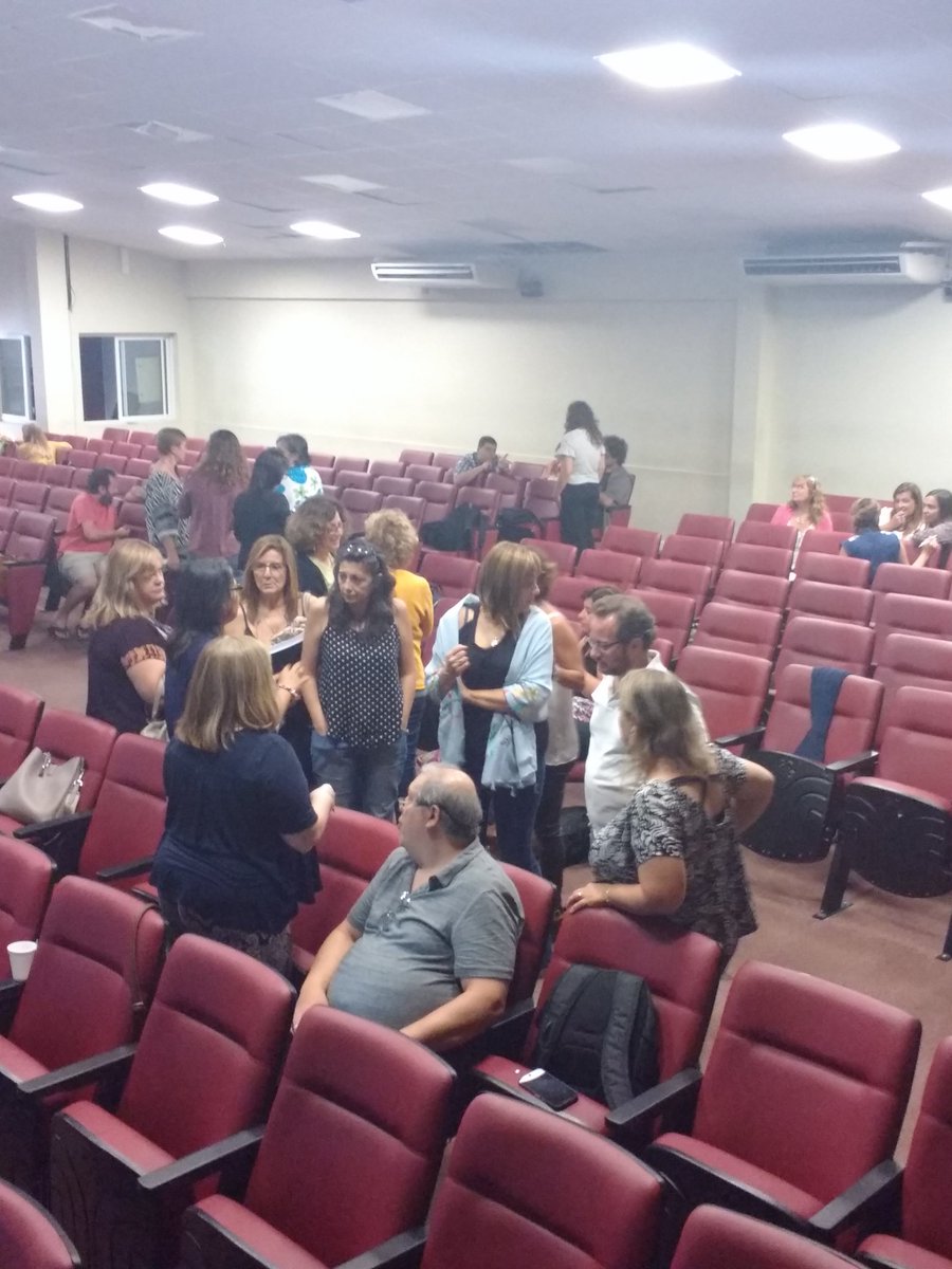 red_escuelas's tweet photo. ¿De qué manera la #Tecnología puede favorecer el aprendizaje en #PrácticasDelLenguaje y #Matemática? Con esa consigna, se reunieron referentes de cada área para pensar ideas específicas https://t.co/oTphWvnnsw