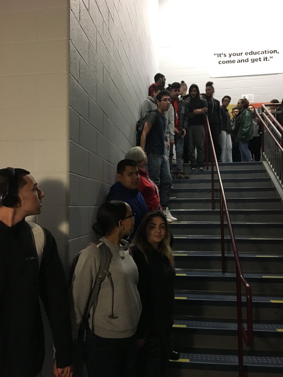 yllolab4's tweet image. HHS students organize the March 14 event in solidarity with MSDHS and unity of Blue Streaks #MSDStrong #NationalWalkoutDay @HarrisonburgHS  #unitychain