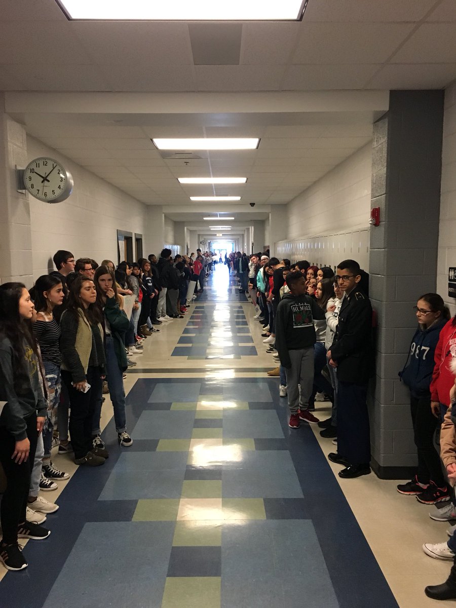 yllolab4's tweet image. HHS students organize the March 14 event in solidarity with MSDHS and unity of Blue Streaks #MSDStrong #NationalWalkoutDay @HarrisonburgHS  #unitychain