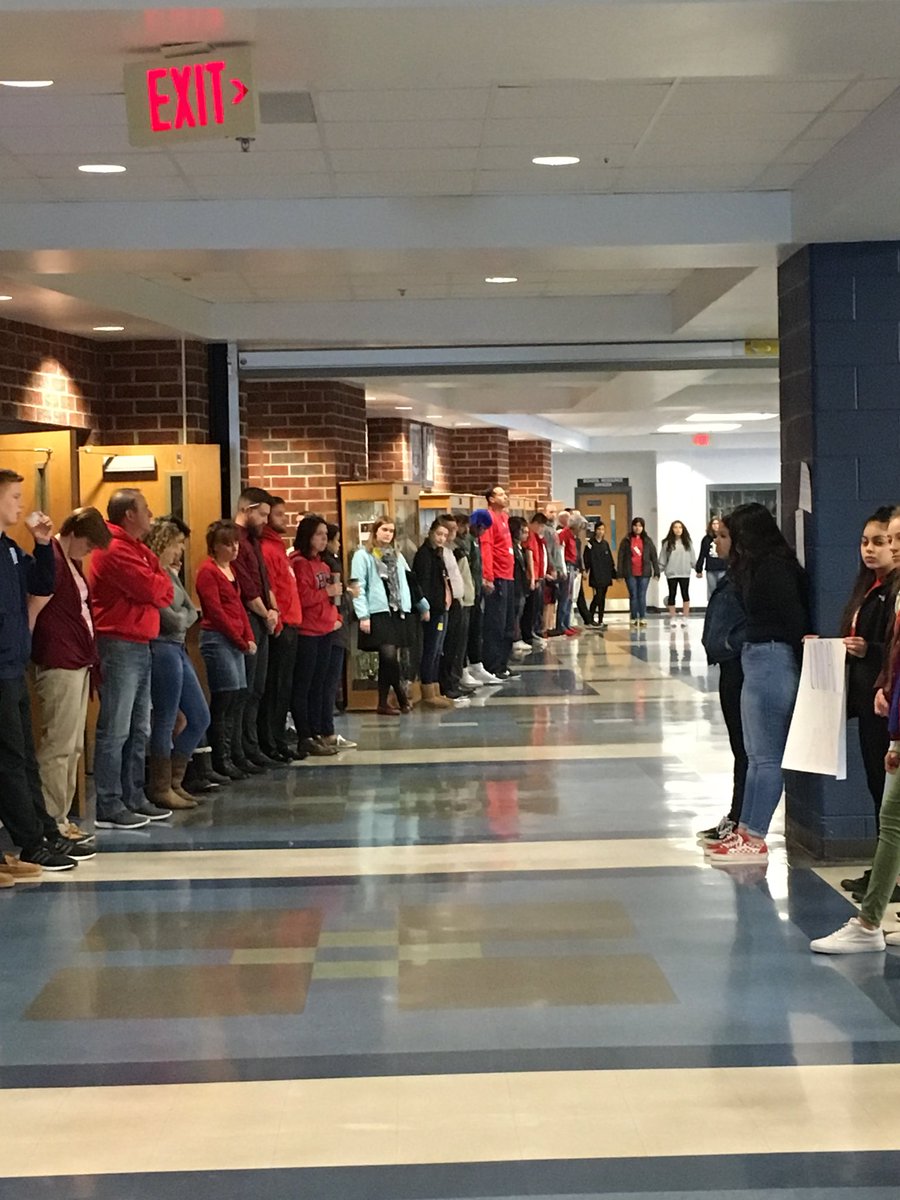 yllolab4's tweet image. HHS students organize the March 14 event in solidarity with MSDHS and unity of Blue Streaks #MSDStrong #NationalWalkoutDay @HarrisonburgHS  #unitychain