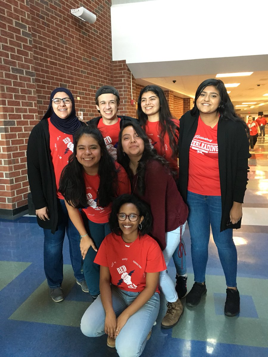 yllolab4's tweet image. HHS students organize the March 14 event in solidarity with MSDHS and unity of Blue Streaks #MSDStrong #NationalWalkoutDay @HarrisonburgHS  #unitychain