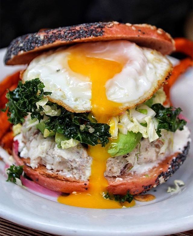 RestauranTourTV's tweet photo. #Repost @tastesbetterhere ・・・
Huge fan of the new @blackseedbagels X @seamores collab! A poppy and sesame beet cured bagel with smoked bluefish, fried shallots, avocado, 🥑kale slaw and a friedegg. 🍳 https://t.co/8vfS2HU5r6