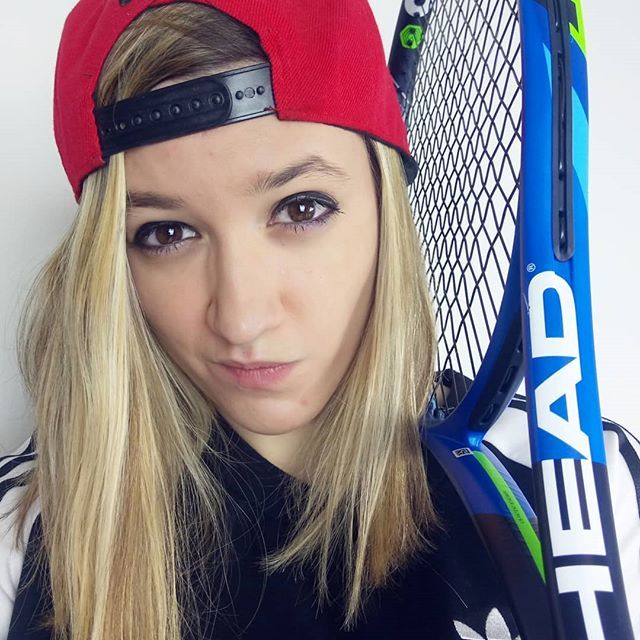 lauryDIY's tweet photo. Estoy enamorada!? 💘 SI, del tenis y de mi raqueta🎾😂. Cuál es tu deporte favorito!? Quiero saberlo 🤗. Yo me podría pasar horas y horas jugando sin cansarme. @headtennis_official #LauryWhat #tenis #head #sports #headtenis https://t.co/Efsmy3dRDo https://t.co/rtrp1QHiCE