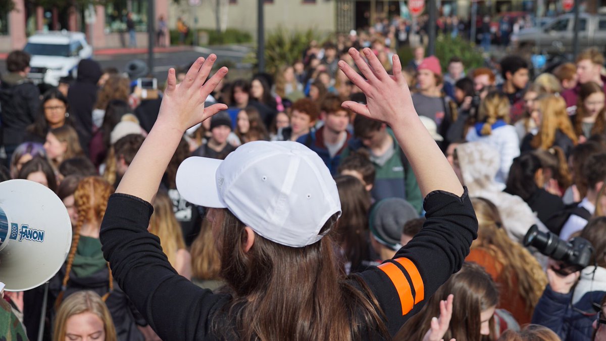 905KHSU's tweet photo. 17-minute moment of silence underway on the Arcata Plaza@for #Arcata High’s #GunViolence walkout. #HumboldtCounty https://t.co/lsru0LIx3O