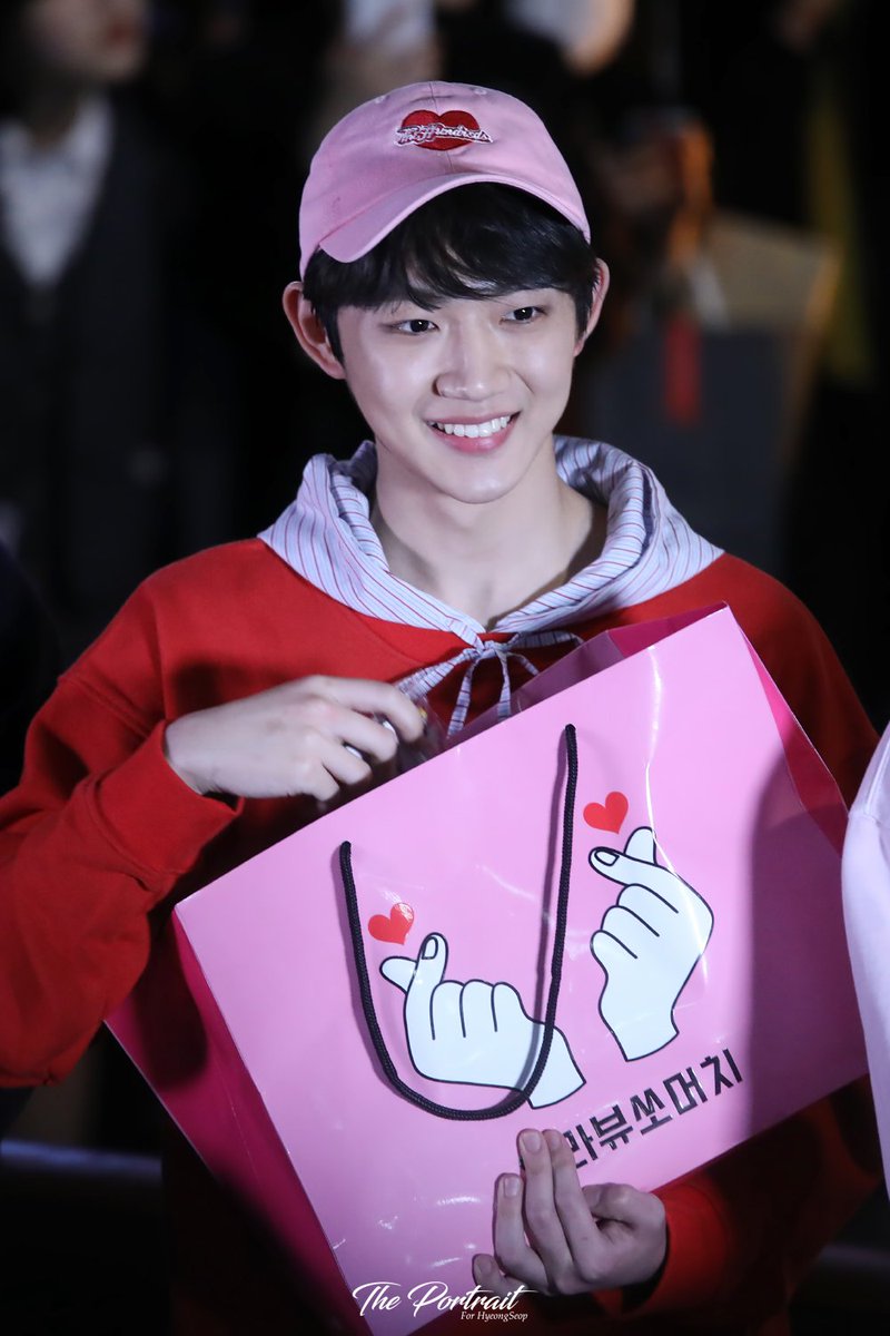 portrait809's tweet photo. 🍬화이트데이 깜짝 게릴라 이벤트,강남🍬
세상에서 제일 달콤해💞

#안형섭 #형섭 #게릴라이벤트 #강남
#HYEONGSEOP #安炯燮 https://t.co/TZxUvi9wQQ